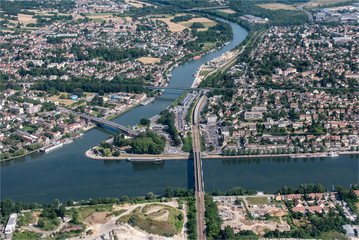 vue aérienne de la ville de Conflans-Sainte-Honorine dans les Yvelines en France