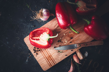 Poivron Rouge, Ail et Couteau de Cuisine. Préparation du Repas