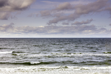 Morze Bałtyckie, widok z niebieskim bezchmurnym niebem