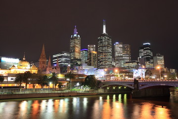 Fototapeta na wymiar Melbourne skyline over Yarra river 