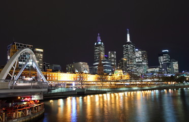 Fototapeta na wymiar Melbourne skyline over Yarra river 