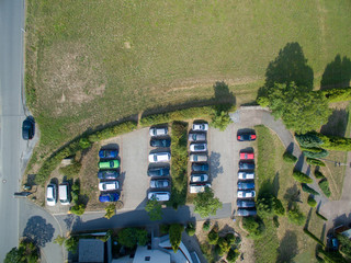Luftbild kleiner Parkplatz Pendlerparkplatz von oben autos parken neben wiese