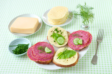 Salami und Käsebutterbrote