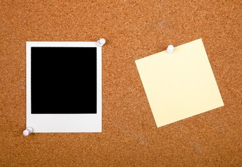 Blank photograph and a sticky note on a bulletin board