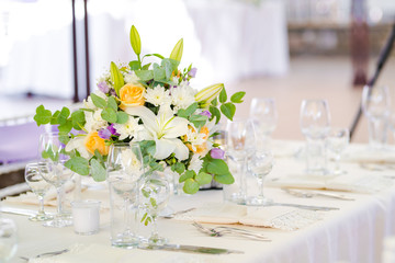 Beautiful fresh flowers table decoration in a restaurant for a special event