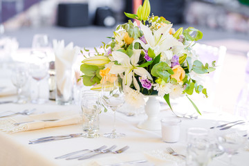 Beautiful fresh flowers table decoration in a restaurant for a special event