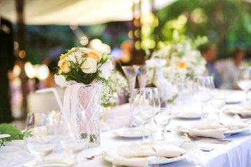 Beautiful fresh flowers table decoration in a restaurant for a special event