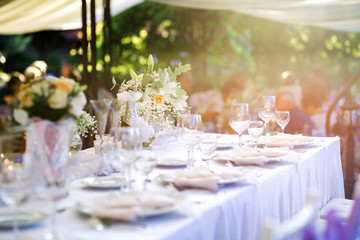 Beautiful fresh flowers table decoration in a restaurant for a special event