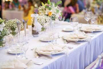 Beautiful fresh flowers table decoration in a restaurant for a special event