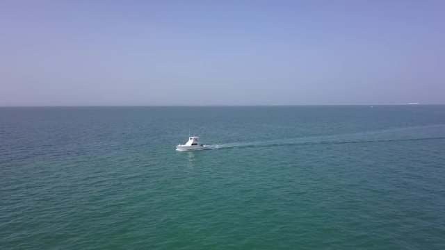 Video aereo con drone con yates lanchas sobre mar y playa