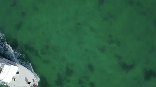 Video aereo con drone con yates lanchas sobre mar y playa
