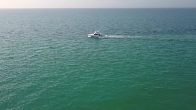 Video aereo con drone con yates lanchas sobre mar y playa