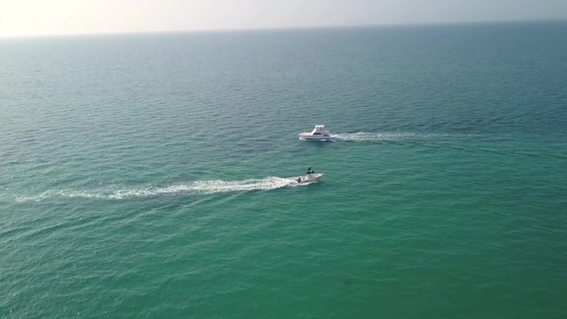 Video aereo con drone con yates lanchas sobre mar y playa