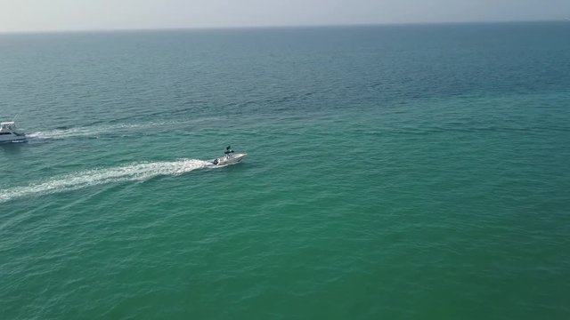 Video aereo con drone con yates lanchas sobre mar y playa