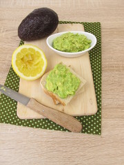 Brotaufstrich mit Avocado und Zitrone auf Sandwich Toast