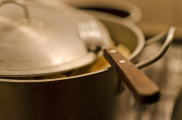 preparando ravioles con salsa