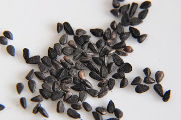 macro avec graines de sésam noir sur fond blanc