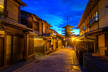 Fototapeta na wymiar traditional street of higashiyama district in Kyoto old town, Japan