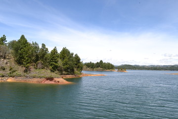 acautico mar lago agua paisaje cielo azul guatape colombia peñol naturaleza aroboles represa embalse  acautic sea lake landscape landscape blue sky guatape colombia peñol nature aroboles dam reservoir