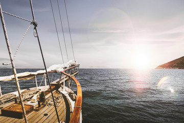 Voyage en bateau voilier sur la mer et l'océan