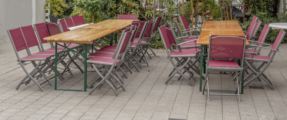 Fest Tisch mit Stühlen in einem Hof