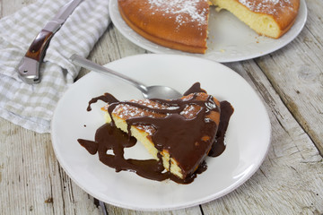 part de gâteau nappé de chocolat