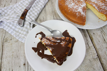 part de gâteau nappé de chocolat