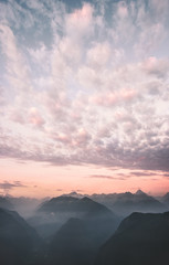 Zonsondergang hemel wolken over bergen bereik pieken Landschap Reisbestemmingen wilde natuur schilderachtige luchtfoto.