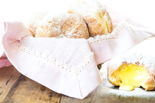 Frische hausgemachte Berliner mit einer Vanillecreme F&uuml;hlung