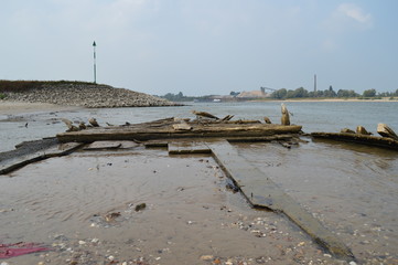 Blick auf den Rhein über das Wrack des 1895 untergegangenen Frachtschiffs 