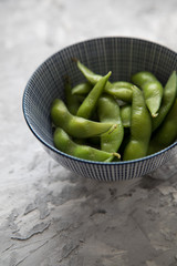 Portion grüne, japanische Edamame Sojabohnen in Porzellan Schale