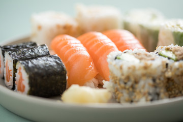 Lachs und Tunfisch Mix Sushi Platte mit Nigiri, Maki und  Inside Out California Rollen