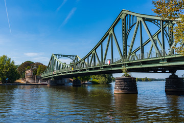Fototapeta na wymiar Glienicker Brücke vor blauem Himmel