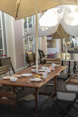 Tisch nach dem Frühstück vor einem Cafe in Baden-Baden