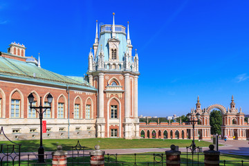 Obraz premium Architectural ensemble of buildings in Museum-reserve Tsaritsyno in Moscow on a blue sky background in sunny summer morning