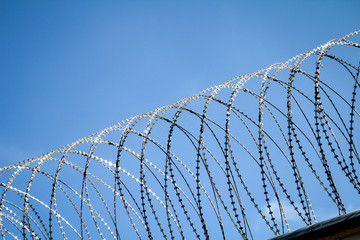 Stacheldraht, Natodraht, Überwindungsschutz