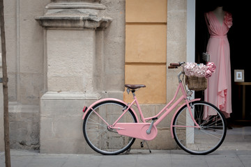 Fototapeta na wymiar Pink bicycle in front of a pink dress