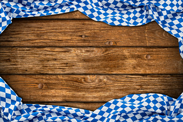 Rustikaler Oktoberfest holz hintergrund leer mit wiesn bayern bayrische fahne flagge / bavaria wooden wood background with bavarian flag empty copy space