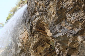 Fototapeta na wymiar Schroffer Felsen mit Wasserfall