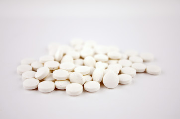 Fototapeta na wymiar Médicaments sous forme de comprimés en vrac sur fond blanc 