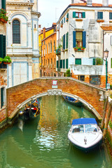 Fototapeta na wymiar Small canal in Venice