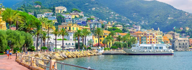 Raamstickers Panorama van de dijk aan de Amalfitaanse kust van Italië, Campania, Italië © Tortuga