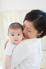 赤ちゃんを抱くママ