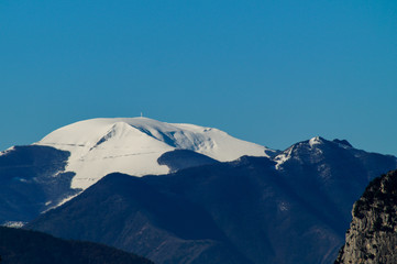 Fototapeta na wymiar Cima innevata del Monte Catria 