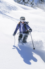 Freeriderin im herrlichen Neuschnee unterwegs