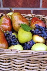 Obstkorb,obst, essen, apfel, frisch, grape, gesund, isoliert, birne, rot, orange, green, weiß, bio, ananas, reif, diät, herbst, korb, group, pfirsich, sortiment, gelb, ungespritzt, vegan