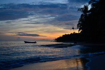 Fototapeta na wymiar colorful sunrise on the beach