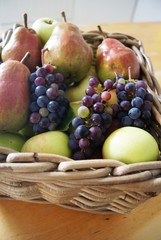 frisches ungespritztes Obst aus dem Garten,obst, apfel, korb, essen, frisch, gesund, grape, green, bio, rot, reif, birne, diät, herbst, isoliert, weiß, gelb, orange, vegetarier, frische, süss, 