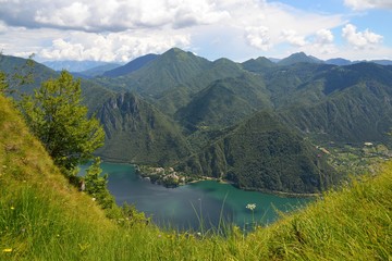 Tiefblick auf Vesta am Idrosee von den H&ouml;hen der westlichen Randberge