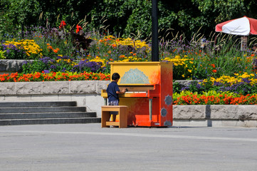 Kleiner Junge an buntem Piano